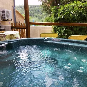 https://les-lauriers-roses-salavas.hotels-rhonealpes.com
